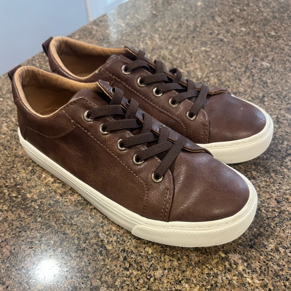 Old Navy Boys Size 4 Elastic-Lace Faux Leather Sneakers